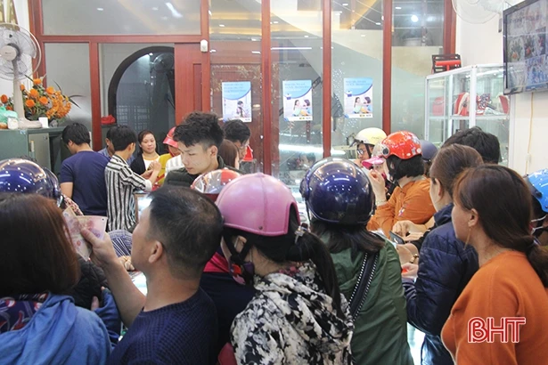 Ngày vía Thần Tài: Người xếp hàng mua vàng, kẻ tranh thủ bán chốt lời