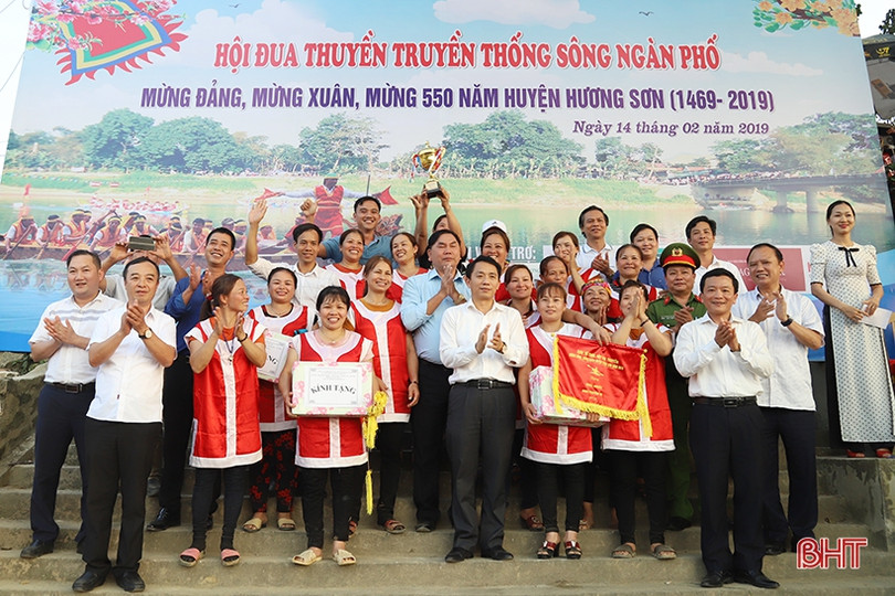 Tưng bừng lễ hội đua thuyền truyền thống trên sông Ngàn Phố