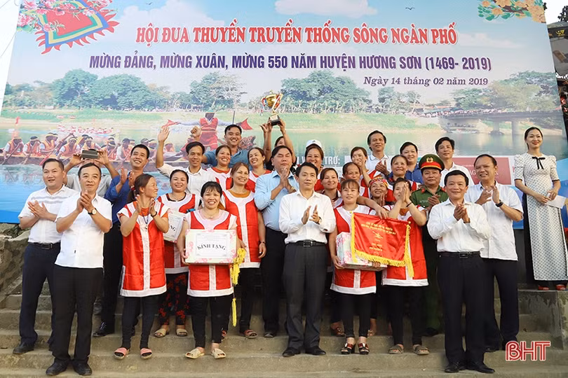 Tưng bừng lễ hội đua thuyền truyền thống trên sông Ngàn Phố