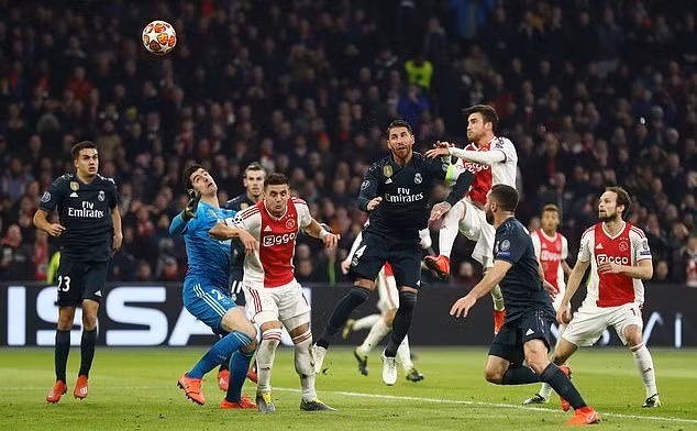 Được VAR cứu, Real rộng cửa vào tứ kết Champions League