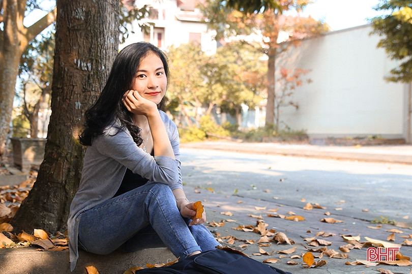 Ngỡ ngàng ngắm lộc vừng mùa thay lá ở Thành Sen