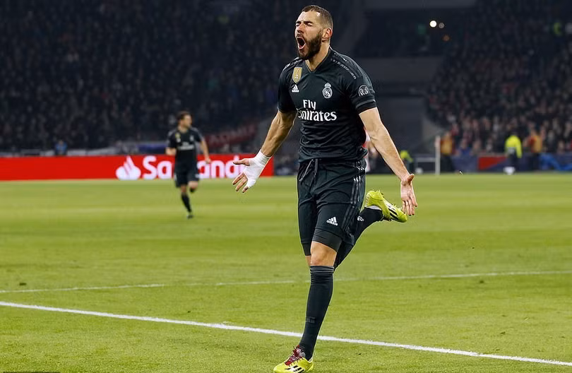 Được VAR cứu, Real rộng cửa vào tứ kết Champions League