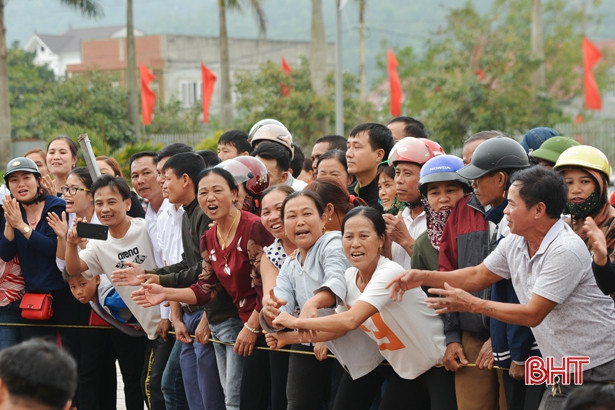 Sôi nổi giải kéo co thị xã Hồng Lĩnh mừng xuân Kỷ Hợi