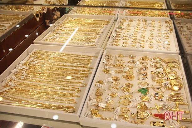 Ngày vía Thần Tài: Người xếp hàng mua vàng, kẻ tranh thủ bán chốt lời