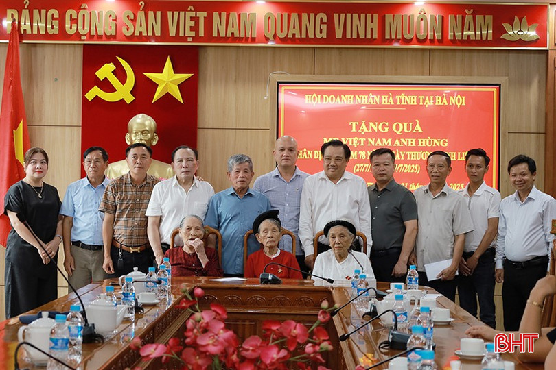 Đoàn công tác tặng quà cho 3 mẹ Việt Nam anh hùng. Từ trái qua phải: Mẹ Trần Thị Đào (SN 1930, ở phường Thành Sen) có chồng là LS Nguyễn Văn Định và con trai là LS Nguyễn Văn Bình; mẹ Nguyễn Thị Ả (SN 1926, ở phường Thành Sen) có 2 con là LS Lê Văn Tam và Lê Viết Xuân; mẹ Trần Thị Huyến (SN 1939, ở phường Trần Phú) có 2 con là LS Nguyễn Văn Cát và LS Nguyễn Văn Đường. bqbht_br_tang-qua-3-me-vnah.jpg