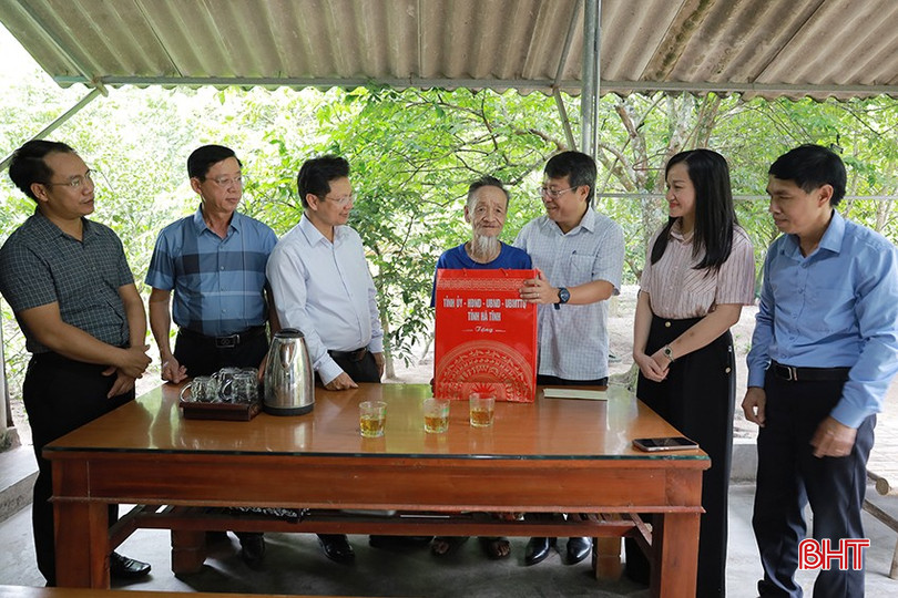 Tại xã Thạch Hà, Phó Chủ tịch UBND tỉnh Dương Tất Thắng và đoàn đã đến thăm, tặng quà cho ông Trần Công Quỳ (SN 1941, ở thôn Tân Hợp) - bệnh binh 3/3... bqbht_br_ong-quy.jpg
