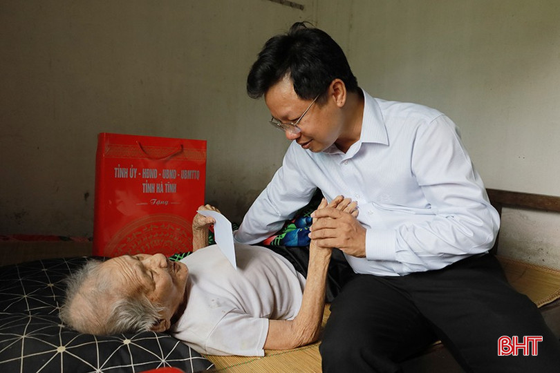 Phó Giám đốc Sở Nội vụ Đặng Văn Dũng thay mặt đoàn thăm hỏi, tặng quà bà Nguyễn Thị Bốn (SN 1922, ở thôn Vĩnh Cát, xã Toàn Lưu) là mẹ liệt sĩ Hà Văn Hợi... bqbht_br_me-liet-si.jpg