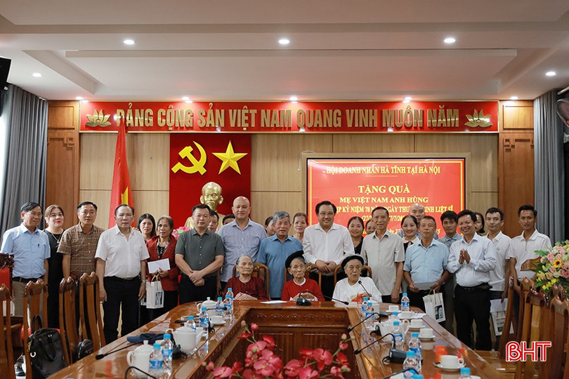 Đoàn trao quà cho các mẹ. 3 mẹ trực tiếp nhận quà, từ trái qua phải là: Mẹ Trần Thị Đào (SN 1930, ở phường Thành Sen) có chồng là LS Nguyễn Văn Định và con trai là LS Nguyễn Văn Bình; mẹ Nguyễn Thị Ả (SN 1926, ở phường Thành Sen) có 2 con là LS Lê Văn Tam và Lê Viết Xuân; mẹ Trần Thị Huyến (SN 1939, ở phường Trần Phú) có 2 con là LS Nguyễn Văn Cát và LS Nguyễn Văn Đường. bqbht_br_tang-qua-dong-nguoi.jpg