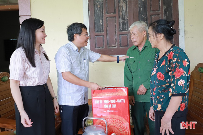 ... tặng quà ông Nguyễn Phi Tam (SN 1955, ở thôn Đan Trung) - thương binh 45%, bệnh binh 2/3... bqbht_br_ong-tuong-dung2.jpg