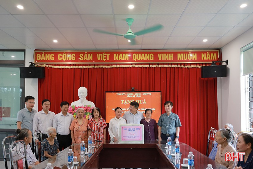 Phó Chủ tịch UBND tỉnh Dương Tất Thắng tặng quà tại Trung tâm Điều dưỡng người có công và Bảo trợ xã hội Hà Tĩnh. Phó Chủ tịch UBND tỉnh Dương Tất Thắng tặng quà tại Trung tâm Điều dưỡng người có công và Bảo trợ xã hội Hà Tĩnh.