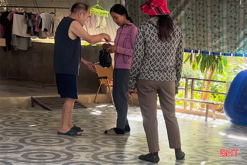 Ông Nguyễn Hữu Dũng (TDP Kỷ Các, phường Hà Huy Tập) bán thuốc chữa bệnh cho vật nuôi khi không có chứng chỉ hành nghề thú y. bqbht_br_chuong-trai-dan-ong-dung-2.png