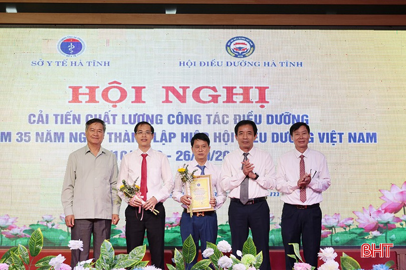 The representative of the Organizing Committee awarded the First Prize of the contest to the author group: Tran Ngoc Sam and Tran Sy Thang (Provincial General Hospital) with bqbht_br_giai-nhat-sang-kien.jpg