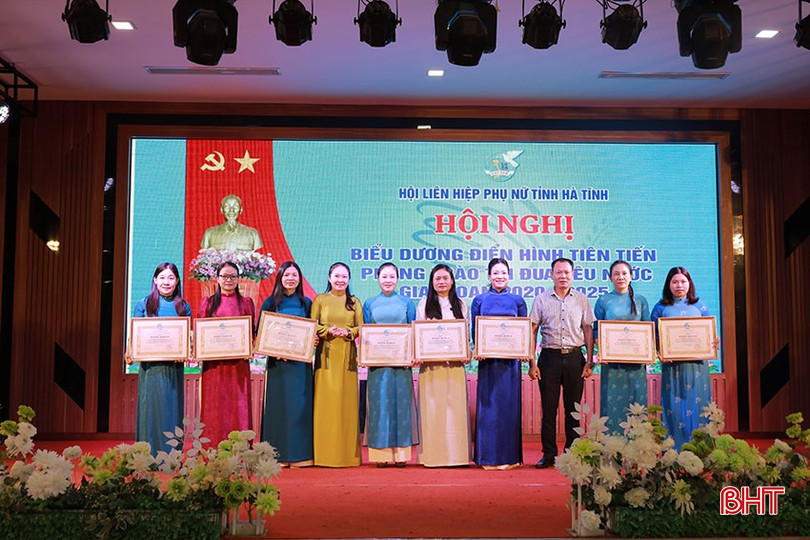 Trao giấy khen cho 8 tập thể có thành tích xuất sắc trong thực hiện Phong trào thi đua “Phụ nữ Hà Tĩnh chung tay xóa nhà tạm, nhà dột nát”. bqbht_br_trao5.jpg