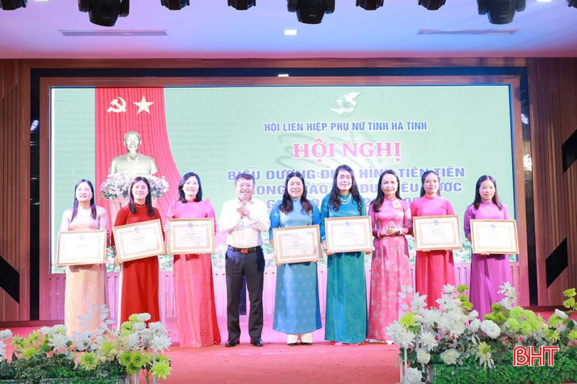 Phó Chủ tịch UBND tỉnh Dương Tất Thắng và lãnh đạo Hội LHPN tỉnh trao bằng khen của Đoàn Chủ tịch Trung ương Hội LHPN Việt Nam cho 8 cán bộ hội chuyên trách các cấp. bqbht_br_trao6.jpg