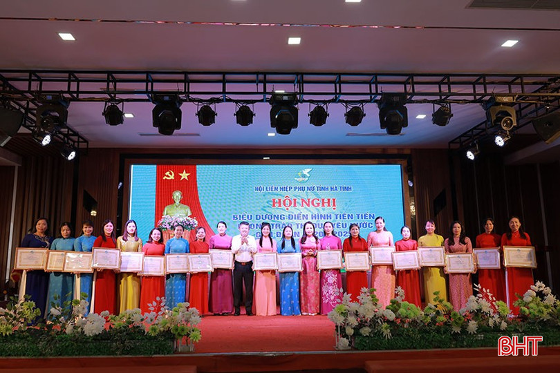 Trao giấy khen cho các tập thể, cá nhân có thành tích xuất sắc trong thực hiện Phong trào thi đua yêu nước giai đoạn 2020 - 2025. bqbht_br_trao4.jpg