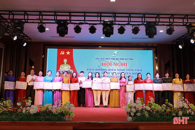 Trao giấy khen cho các tập thể, cá nhân có thành tích xuất sắc trong thực hiện Phong trào thi đua yêu nước giai đoạn 2020 - 2025. bqbht_br_trao1.jpg