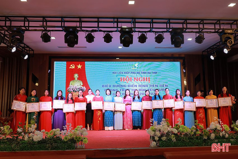 Trao giấy khen cho các tập thể, cá nhân có thành tích xuất sắc trong thực hiện Phong trào thi đua yêu nước giai đoạn 2020 - 2025. bqbht_br_trao2.jpg