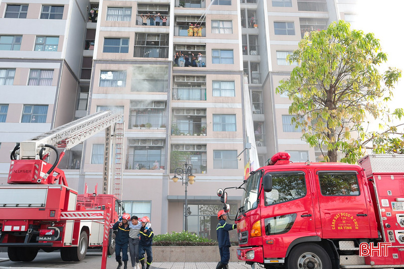 Lực lượng PCCC Hà Tĩnh thực tập phương án chữa cháy và cứu nạn, cứu hộ tại chung cư Vinhomes New Center (phường Thành Sen).