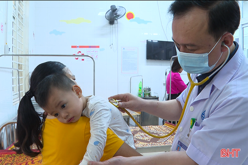 Trung bình mỗi ngày, tại Khoa Nhi, Trung tâm Y tế phường Thành Sen có từ 70- 80 trẻ em đến khám ngoại trú. bqbht_br_benh-mua-lanh1.png