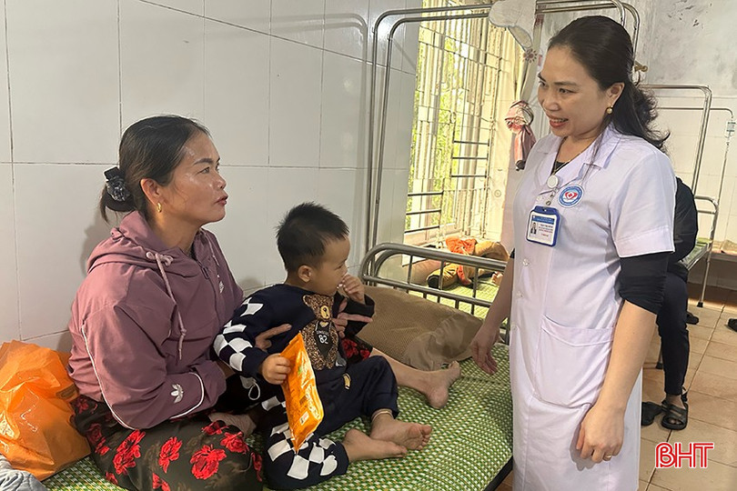 Cần giữ ấm cho trẻ khi trời chuyển lạnh, nhất là ở các vị trí quan trọng như ngực, cổ, đầu, bàn tay, bàn chân. bqbht_br_benh-mua-lanh4.png