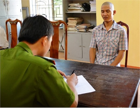 Đối tượng Hoàng Văn Sỹ tại cơ quan cảnh sát điều tra.