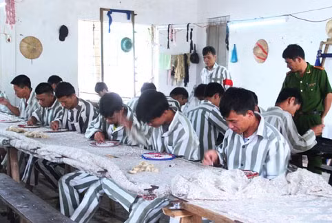 Phạm nhân Trại giam Xuân Hà học nghề đính hạt cườm.