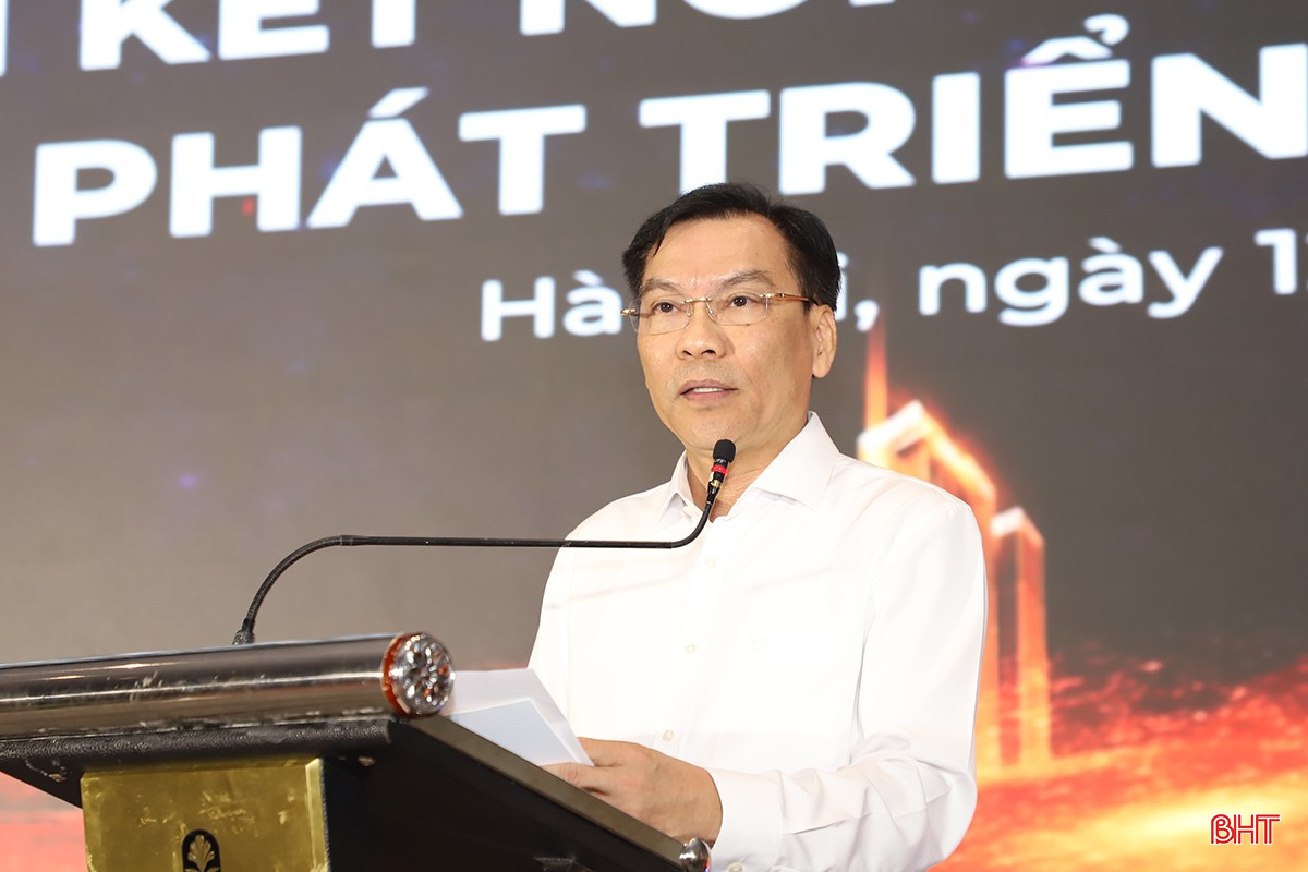 Chủ tịch Hiệp hội Doanh nghiệp Hà Tĩnh Lê Đức Thắng thông tin về hoạt động của các doanh nghiệp Hà Tĩnh và mong muốn thời gian tới, tiếp tục có sự kết nối, hợp tác với các doanh nghiệp, doanh nhân Hội Doanh nghiệp Doanh nhân Hà Tĩnh tại Hà Nội. bqbht_br_5.jpg