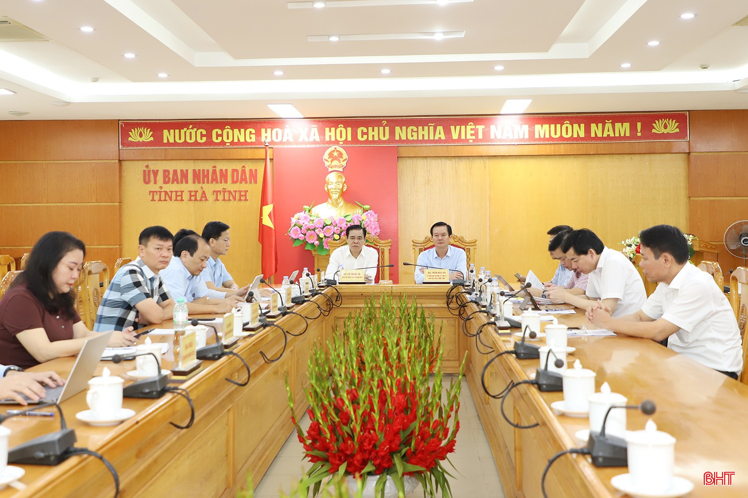 Chủ tịch UBND tỉnh Võ Trọng Hải và Phó Chủ tịch UBND tỉnh Trần Báu Hà điều hành tại điểm cầu Hà Tĩnh. bqbht_br_8.jpg
