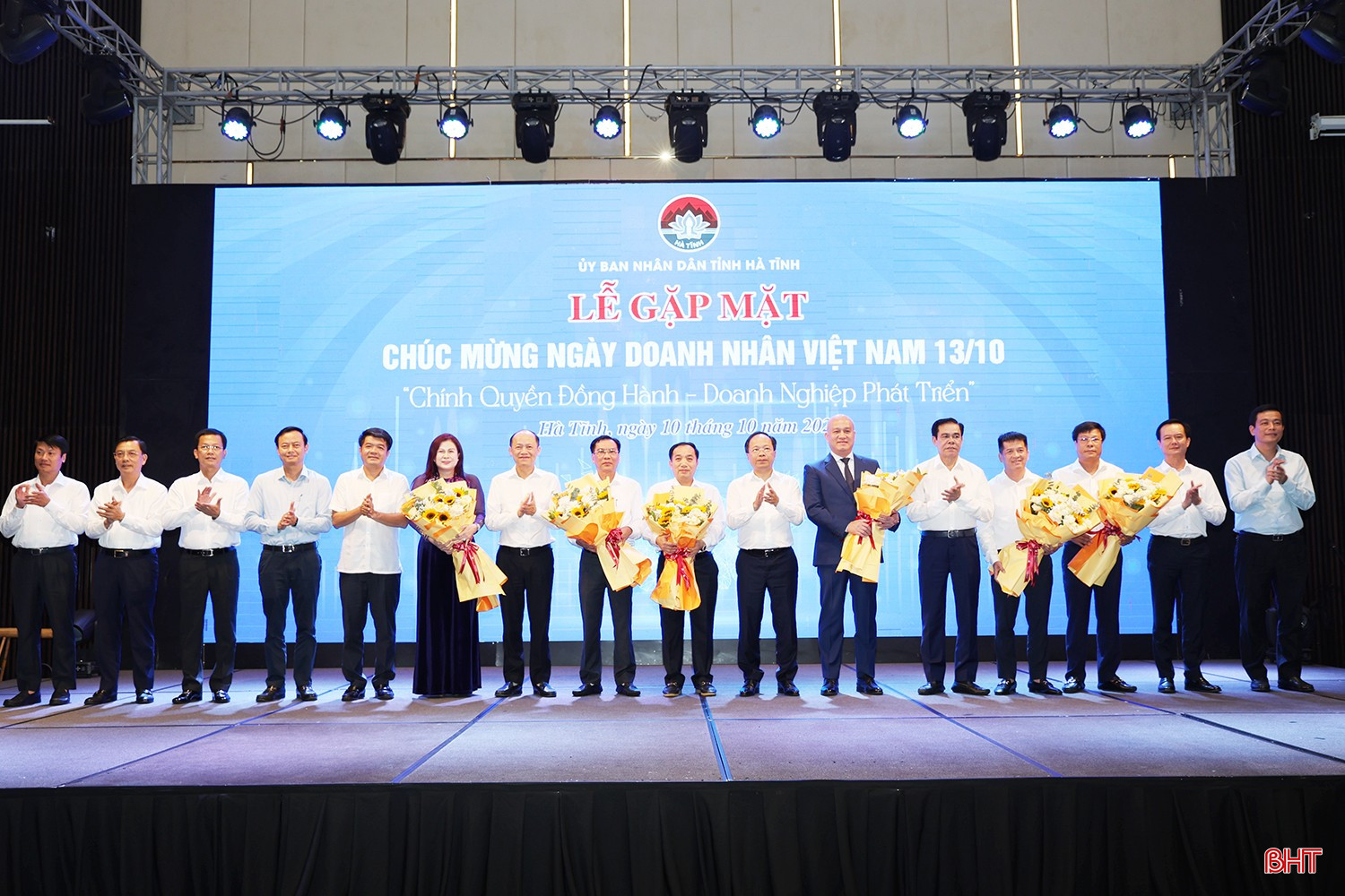 Các đồng chí lãnh đạo tỉnh tặng hoa chúc mừng các hội, hiệp hội doanh nghiệp trong tỉnh và tại Hà Nội, khu vực phía Nam. bqbht_br_2.jpg