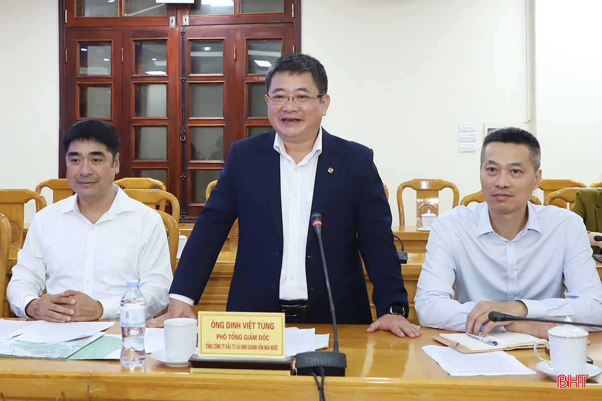 Ông Đinh Việt Tùng – Phó Tổng Giám đốc SCIC trình bày một số thông tin về Dự án đường cao tốc Vũng Áng – Cha Lo. bqbht_br_4.jpg