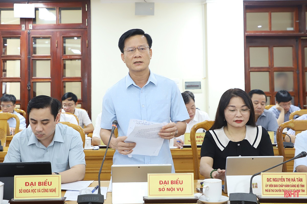 Giám đốc Sở Nội vụ Trịnh Văn Ngọc thông tin các kết quả và khó khăn trong thực hiện chính quyền địa phương 2 cấp. bqbht_br_7.jpg