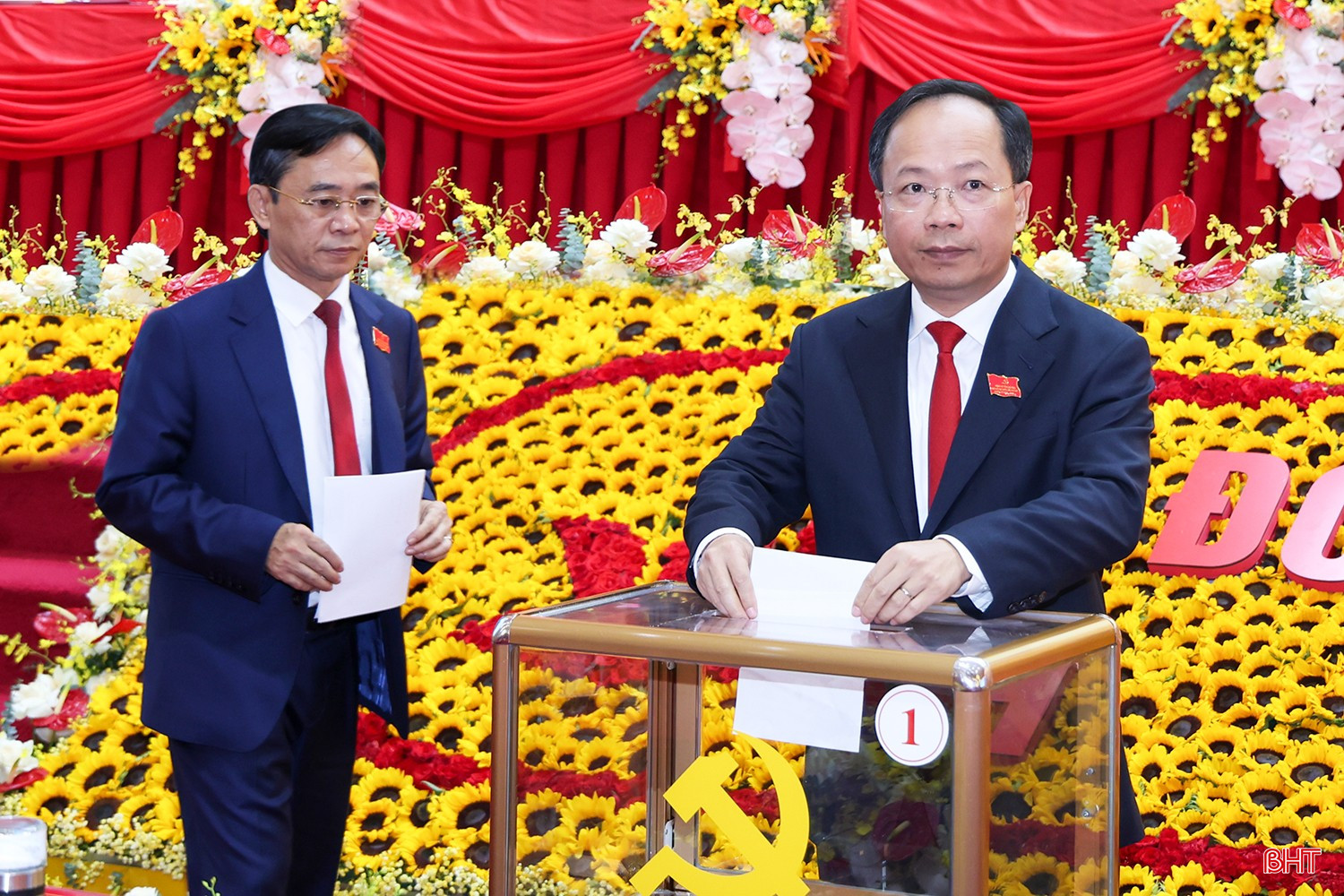 Đại biểu bỏ phiếu bầu đại biểu dự Đại hội đại biểu toàn quốc lần thứ XIV của Đảng. bqbht_br_bo-phieu.jpg