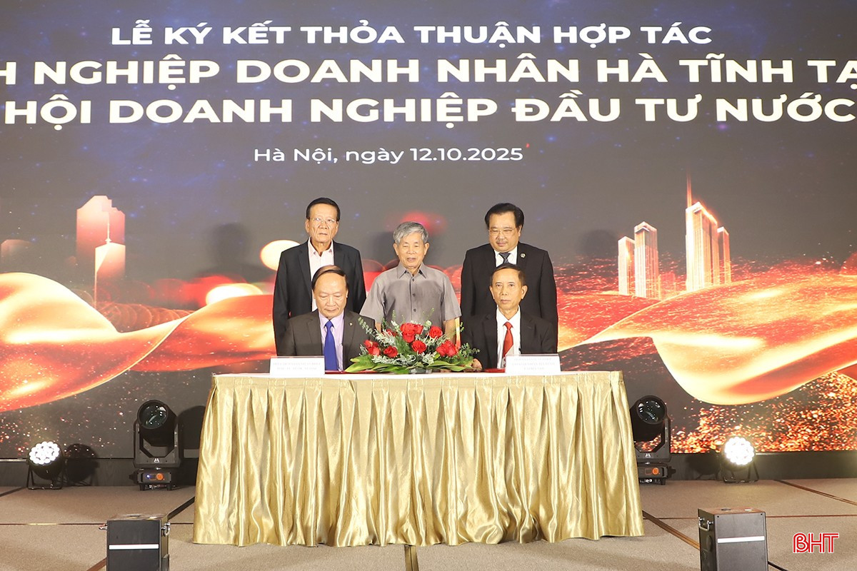 Lãnh đạo Hội Doanh nghiệp Doanh nhân Hà Tĩnh tại Hà Nội và Hiệp hội Doanh nghiệp Đầu tư nước ngoài ký kết thỏa thuận hợp tác giai đoạn 2025 - 2030. bqbht_br_10.jpg