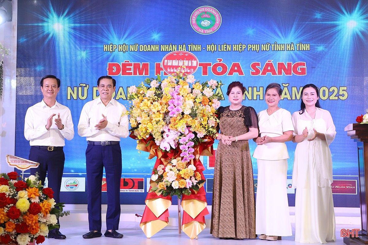 Chủ tịch UBND tỉnh Võ Trọng Hải, Phó Chủ tịch UBND tỉnh Trần Báu Hà tặng hoa chúc mừng Hiệp hội Nữ doanh nhân Hà Tĩnh. bqbht_br_05.jpg