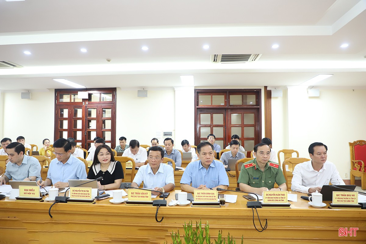 Đại biểu tham dự hội nghị tại điểm cầu UBND tỉnh. bqbht_br_2.jpg