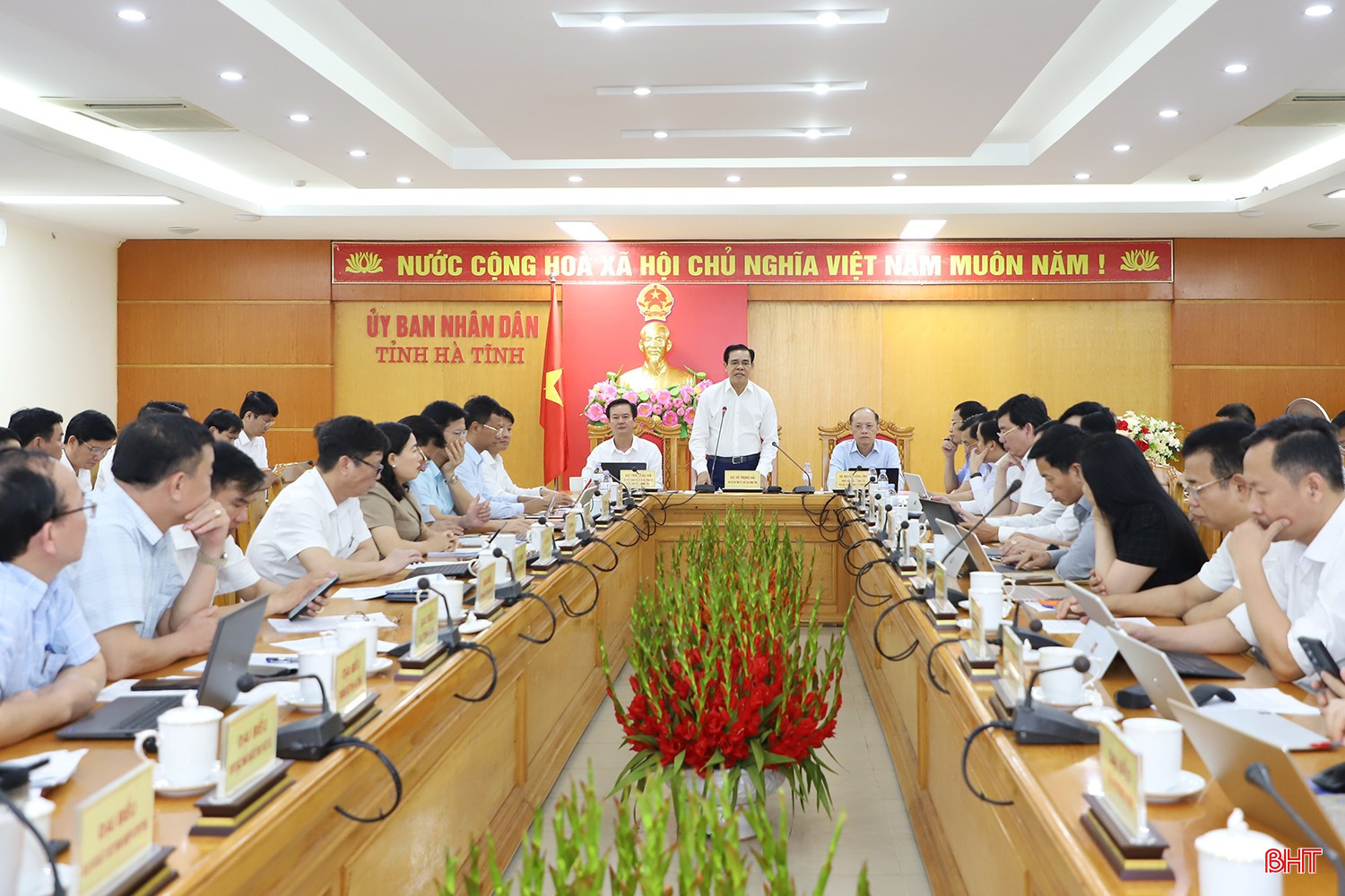 Chủ tịch UBND tỉnh Võ Trọng Hải phát biểu tại cuộc họp. bqbht_br_7.jpg