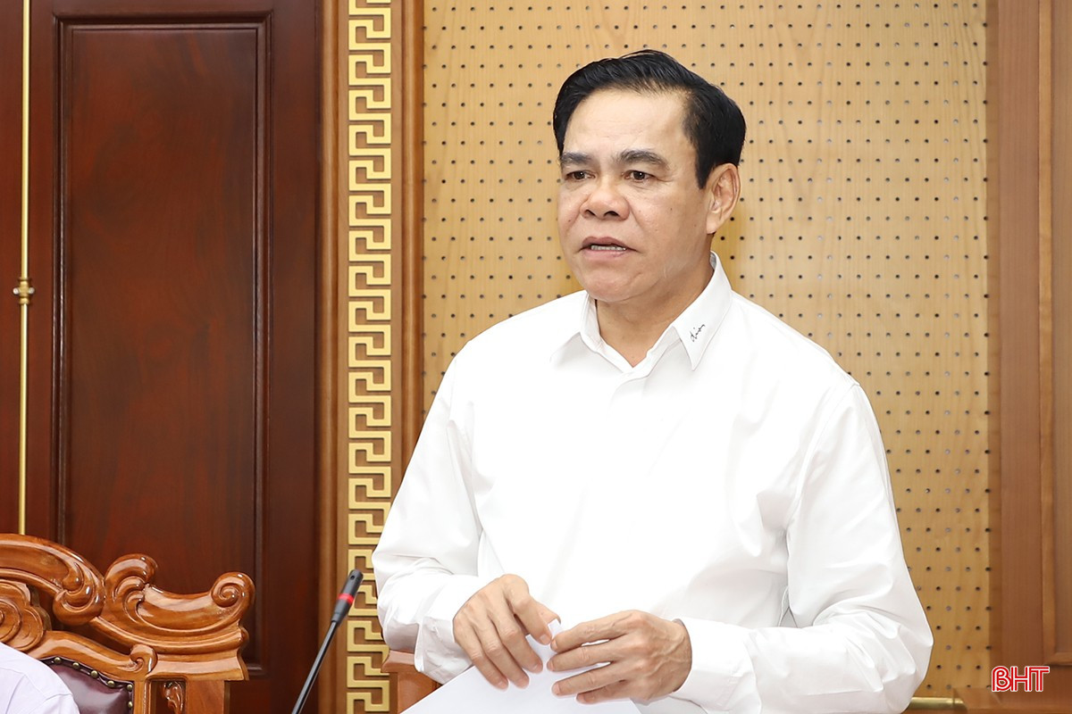 Chủ tịch UBND tỉnh Võ Trọng Hải: Yêu cầu rà soát số liệu, đánh giá lại các yếu tố tăng trưởng của các ngành để tập trung chỉ đạo thực hiện nhiệm vụ những tháng cuối năm; tập trung cao cho giải phóng mặt bằng các dự án; sắp xếp, bố trí cán bộ, công chức, viên chức làm việc theo vị trí phù hợp, phát huy năng lực làm việc... bqbht_br_10.jpg