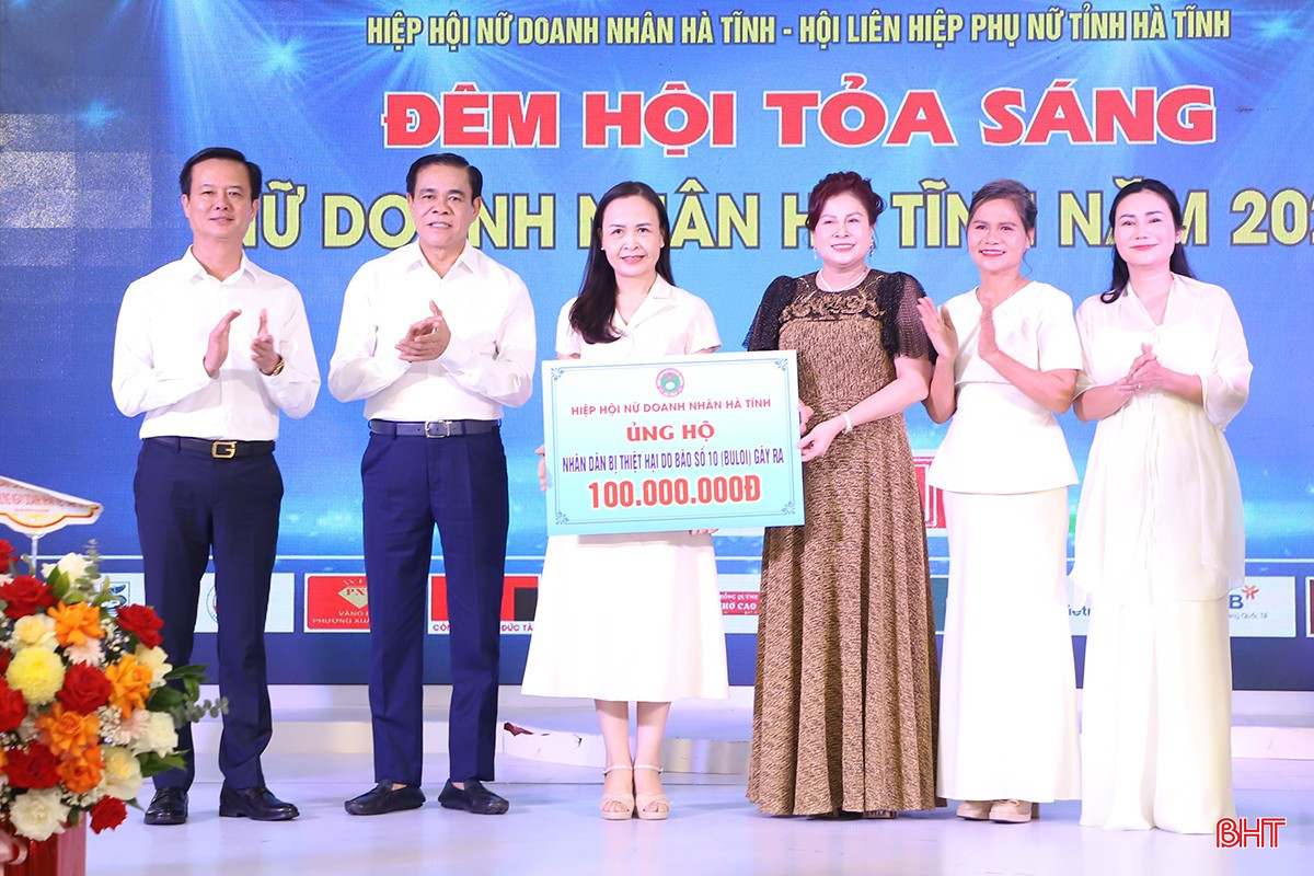 Hiệp hội Nữ doanh nhân Hà Tĩnh trao biểu trưng hỗ trợ 100 triệu đồng cho người dân bị ảnh hưởng bởi cơn bão số 10. bqbht_br_08.jpg