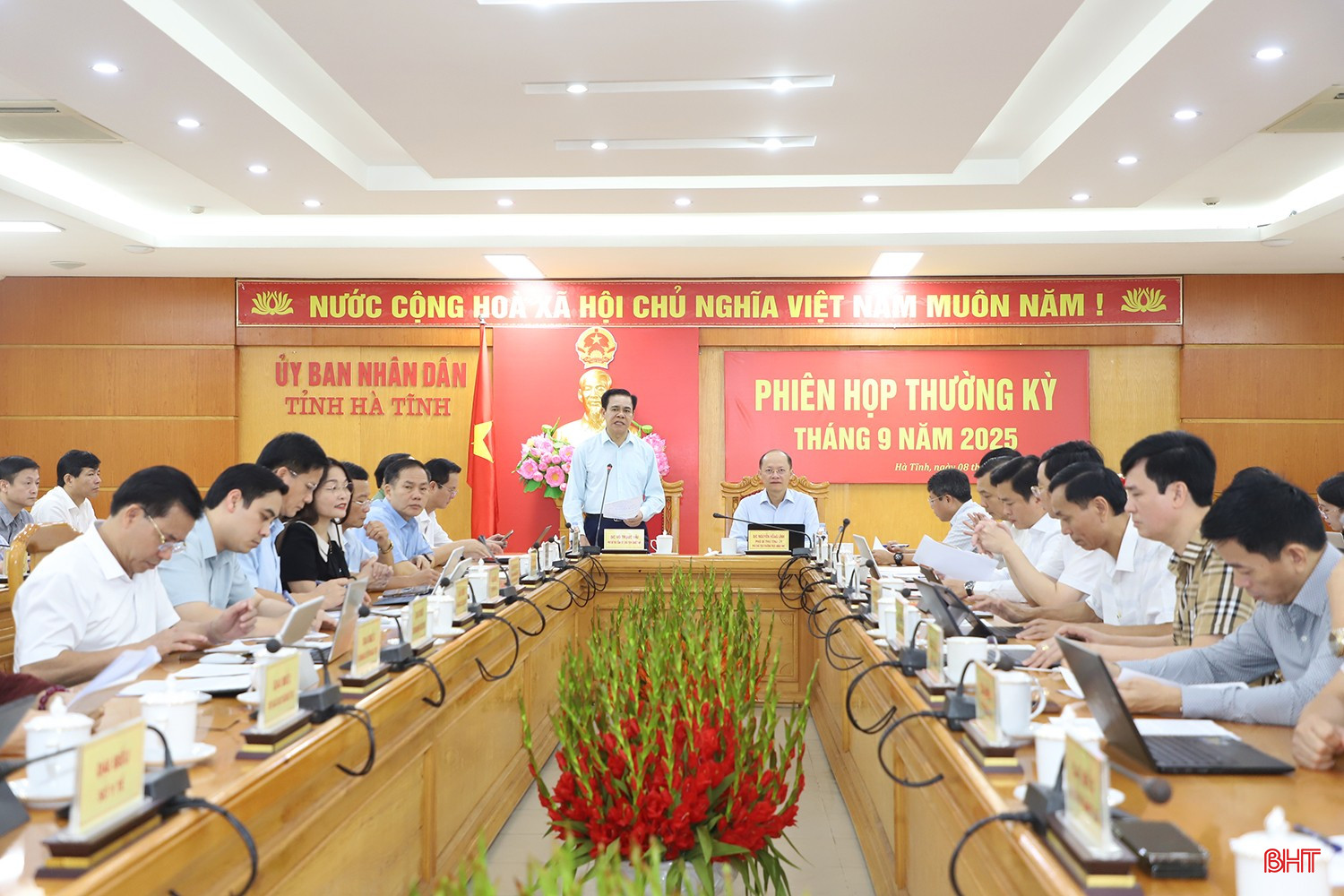 Chủ tịch UBND tỉnh Võ Trọng Hải phát biểu mở đầu phiên họp. bqbht_br_6.jpg