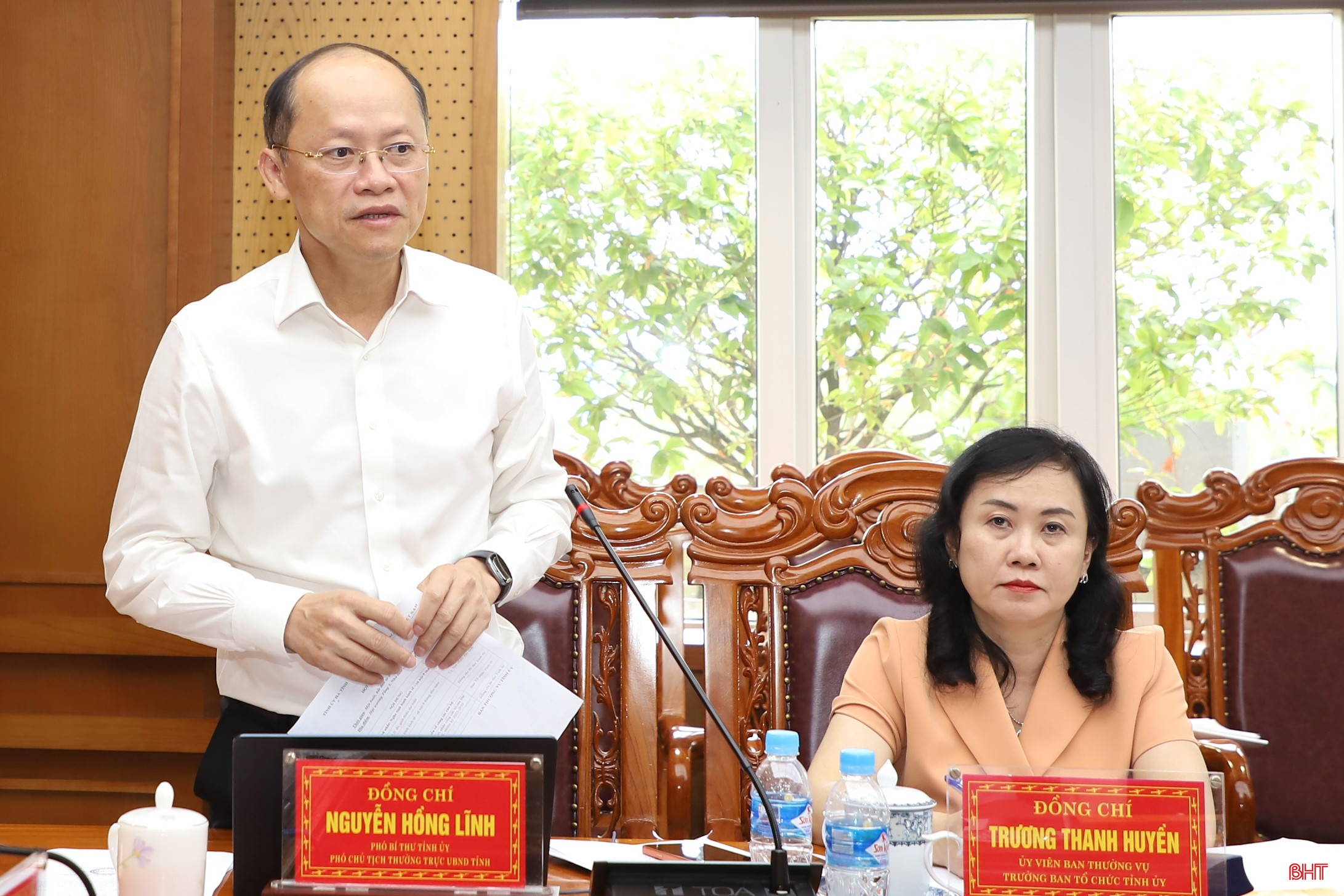Phó Bí thư Tỉnh ủy - Phó Chủ tịch Thường trực UBND tỉnh Nguyễn Hồng Lĩnh đánh giá về các yếu tố khó khăn trong thực hiện nhiệm vụ KT-XH từ đầu năm đến nay, đặc biệt là tác động từ thiên tai bão lũ và phân tích những yếu tố cần tập trung để thúc đẩy tăng trưởng từ nay đến cuối năm. bqbht_br_11.jpg