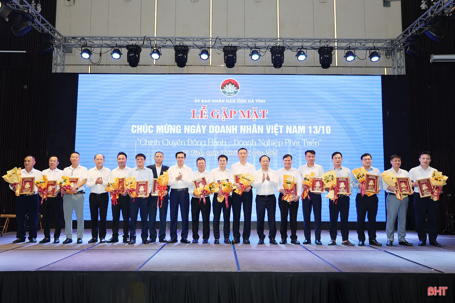 Trao kỷ niệm chương cho các doanh nghiệp có nhiều đóng góp cho sự phát triển của tỉnh. bqbht_br_1.jpg