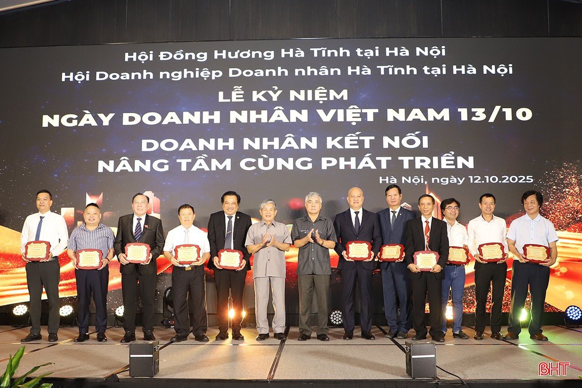 Lãnh đạo Hội Đồng hương Hà Tĩnh tại Hà Nội đã vinh danh các doanh nhân tiêu biểu có nhiều đóng góp trong hoạt động của hội. bqbht_br_7.jpg