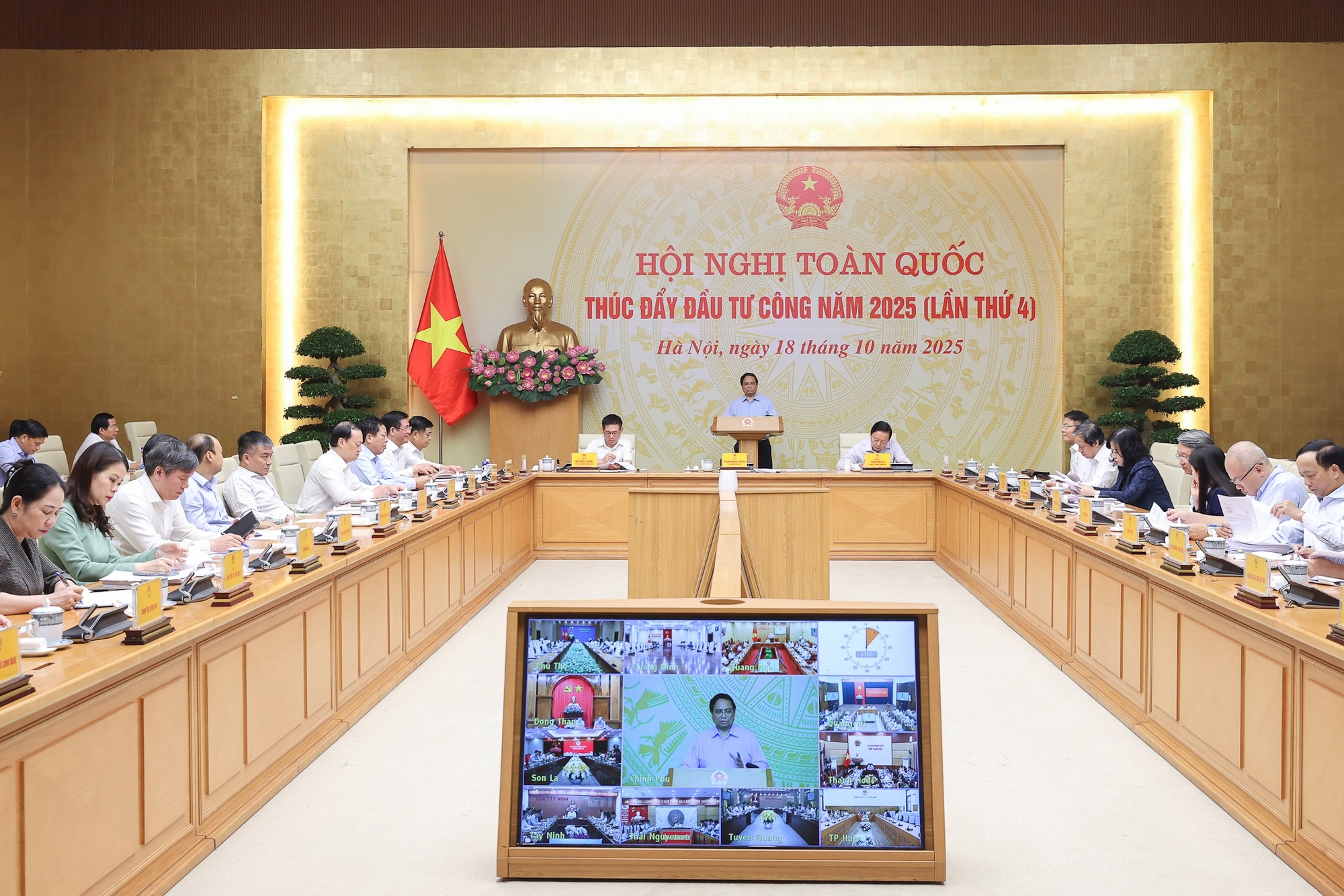 Thủ tướng Chính phủ Phạm Minh Chính chủ trì Hội nghị toàn quốc lần 4 thúc đẩy giải ngân đầu tư công. Ảnh: VGP/Nhật Bắc img3278-1760752675997575259665-1.jpg