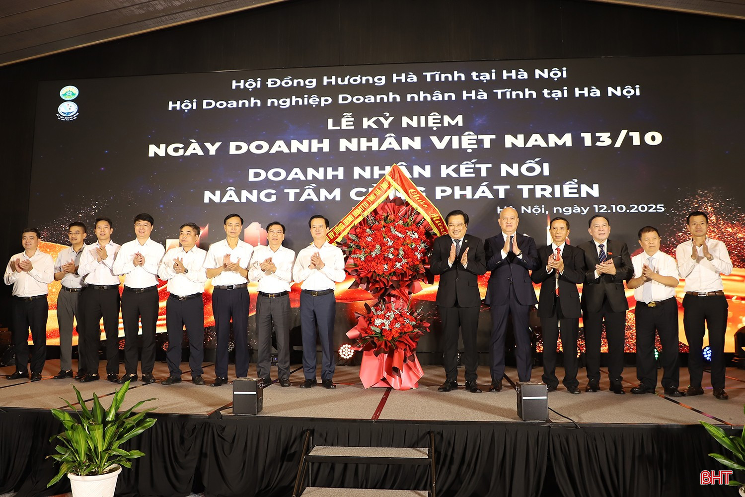Phó Chủ tịch UBND tỉnh Trần Báu Hà và lãnh đạo sở, ngành tặng hoa chúc mừng Hội Doanh nghiệp Doanh nhân tỉnh Hà Tĩnh tại Hà Nội nhân kỷ niệm Ngày Doanh nhân Việt Nam. bqbht_br_6.jpg