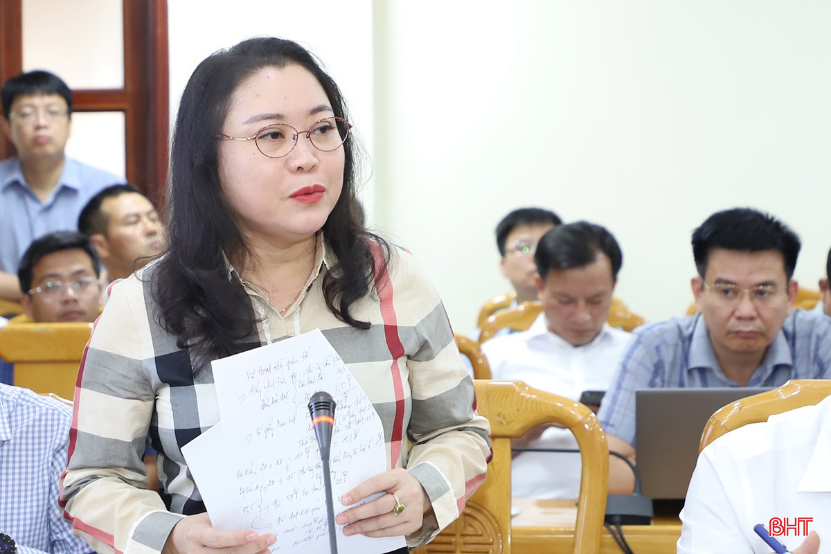 Bà Nguyễn Thị Ánh - Giám đốc Ban quản lý dự án đầu tư xây dựng công trình NN&PTNT tỉnh thông tin về những vướng mắc khiến một số dự án chậm tiến độ. bqbht_br_3-8158.jpg