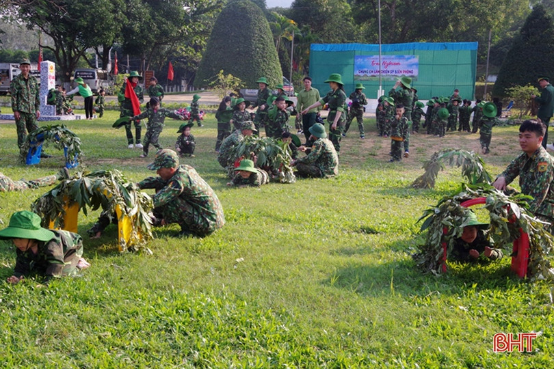 Cô trò Hà Tĩnh trải nghiệm “chúng em làm chiến sỹ biên phòng”