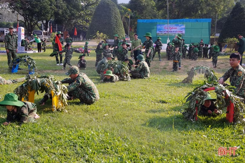 Cô trò Hà Tĩnh trải nghiệm “chúng em làm chiến sỹ biên phòng”