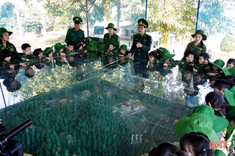 Cô trò Hà Tĩnh trải nghiệm “chúng em làm chiến sỹ biên phòng”