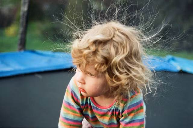 Vì sao con người thường gặp hiện tượng tĩnh điện rõ nét vào mùa đông?