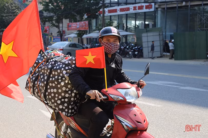 Người hâm mộ Hà Tĩnh dựng màn hình lớn, chuẩn bị cờ đỏ sao vàng tiếp lửa U22 Việt Nam